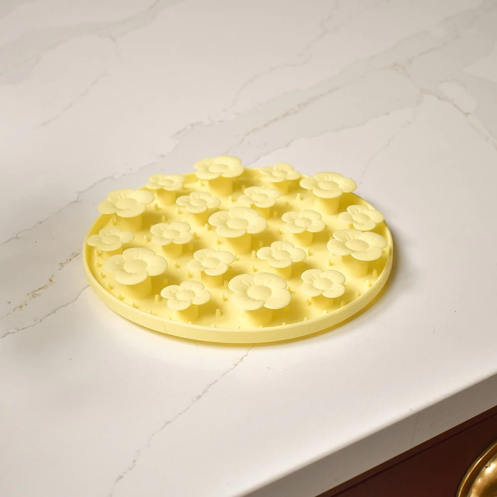 Great & Small Slow Down Daisy Silicone Snack Pad - Image 2